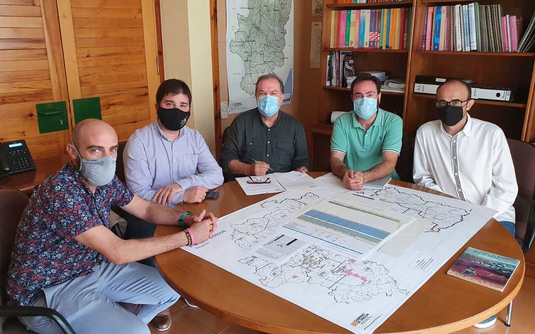 Participantes en le reunión mantenida en el ayuntamiento de Allepuz