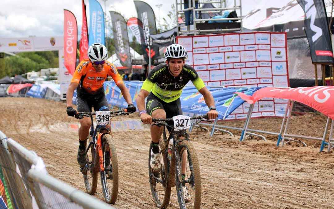 Romero con el dorsal 327 en pleno esfuerzo sobre un circuito totalmente ambarrado