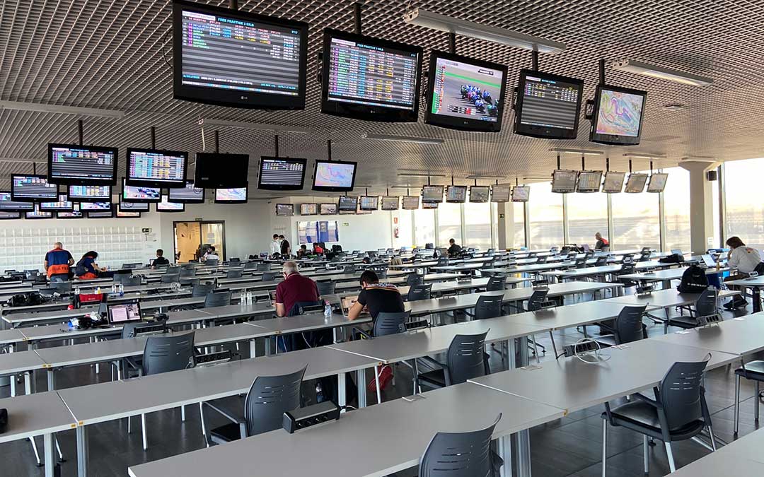 La sala de prensa de Motorland con espacio entre los periodistas para respetar las medidas de seguridad del Covid-19./ A.M.