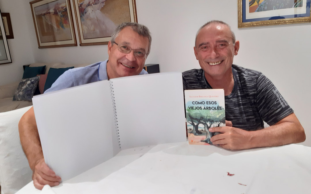 Salvador Berlanga (dcha.) junto a Miguel Ángel Casanova (izqda.) con uno de los tomos de su libro transcritos a braille./S. Berlanga