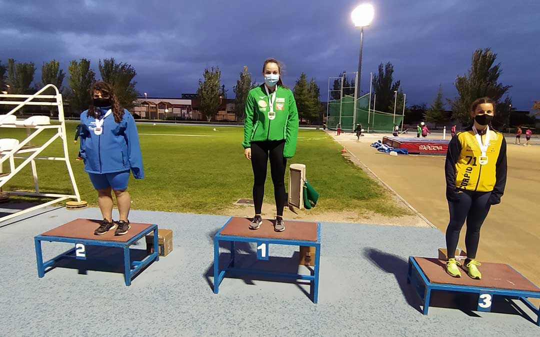 Elena Sanz en el segundo cajón del podio de lanzamiento de peso