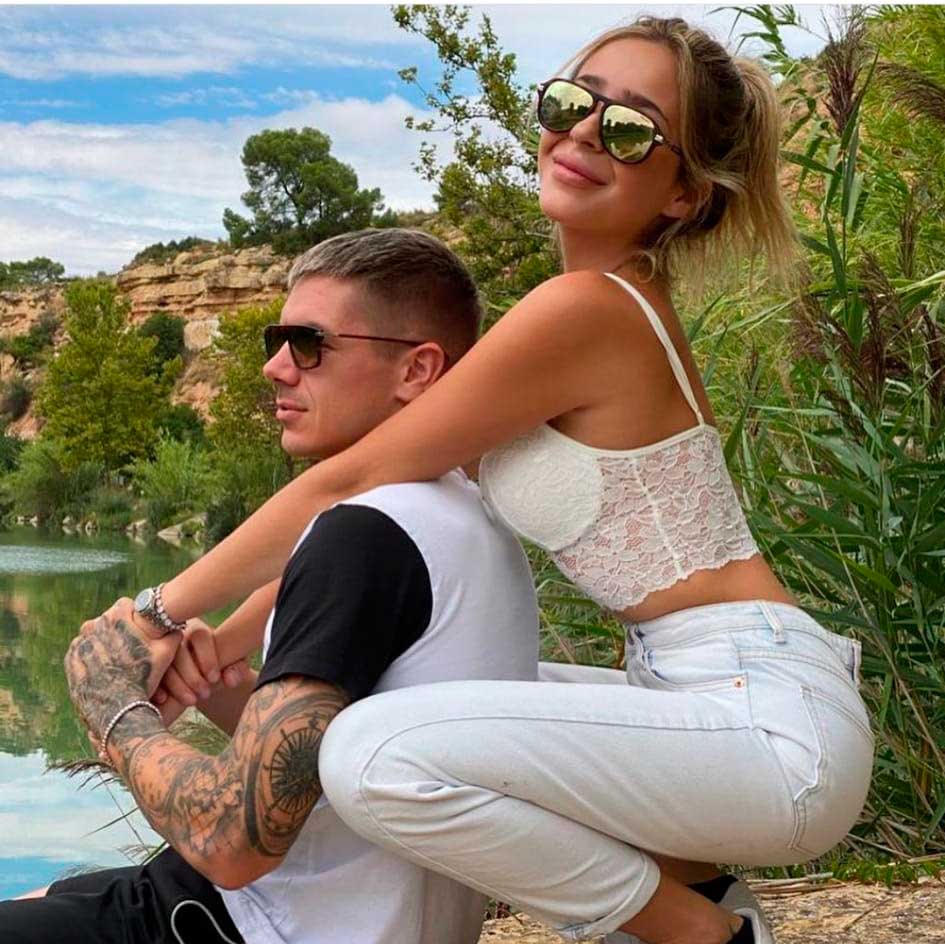 Scott Redding y su novia en el río Guadalope./ @reddingpower