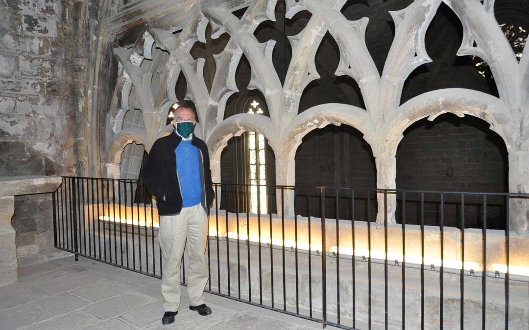 La celosía gótica de la iglesia vuelve a estar comunicada con el castillo tras la reapertura del pasadizo.