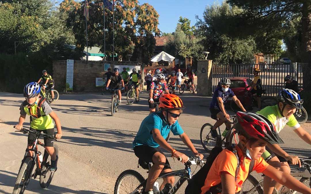 Un grupo de bikers se anima a probar la ruta 'Cabezo negro' tras la presentación del SportCenter La Estanca./ Luis Lizana
