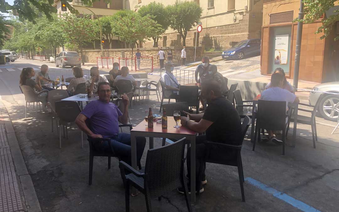 Terrazas en la avenida Aragón de Alcañiz