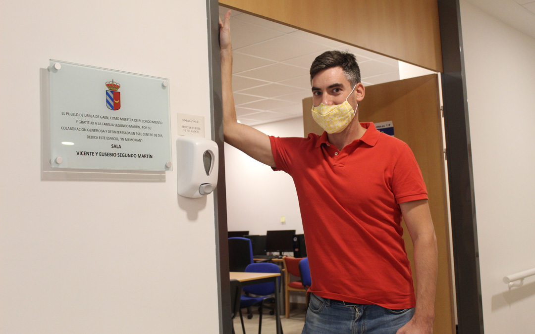 Sergi Arribas, en la sala dedicada a los hermanos Segundo Martín del centro de día de Urrea de Gaén. / B. Severino