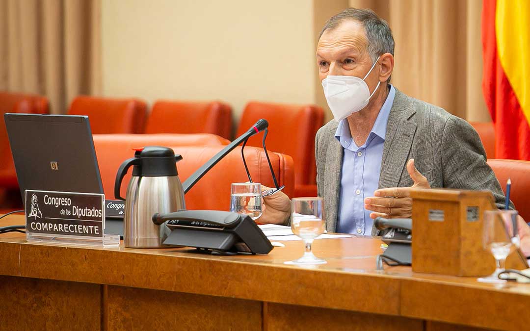 Victor Viñuales, Director Ejecutivo de Ecología y Desarrollo de ECODES compareció ante la Comisión de Transición Ecológica y Reto Demográfico en el debate de la Ley de Cambio Climático y Transición Energética./ Teruel Existe
