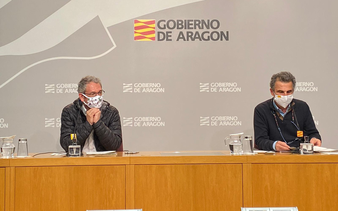El director general de Asistencia Sanitaria, José María Abad, y el director general de Salud Pública, Francisco Javier Falo, en rueda de prensa en la DGA. / DGA