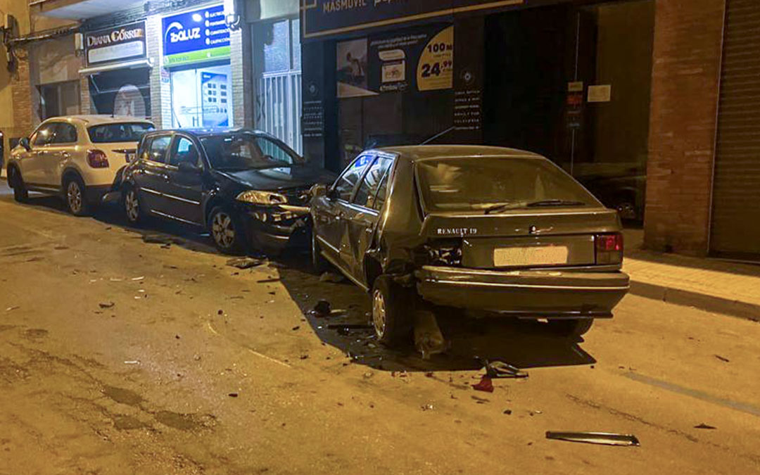 Una conductora ebria impacta contra dos vehículos aparcados en la calle Galán Bergua. / L.C.