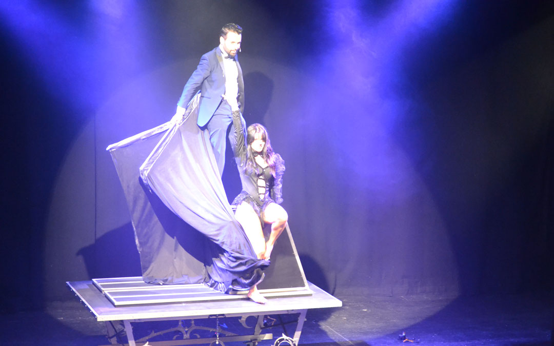Un momento de la actuación de José Armas en el Teatro Municipal de Alcañiz
