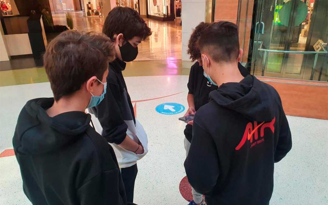 Un grupo de adolescentes pasa el día de clase no presencial en el centro comercial./ C.I.