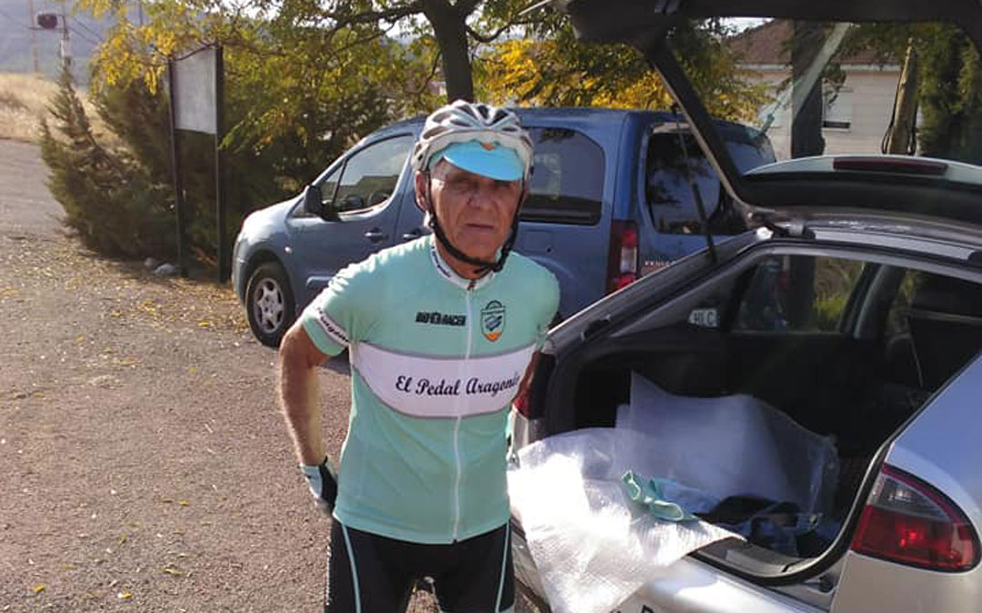 Adolfo Bello, del Pedal Aragonés en Urrea de Gaén, donde completó junto a otros compañeros el recorrido para colaborar a través de la app. / Sesé Bike Tour