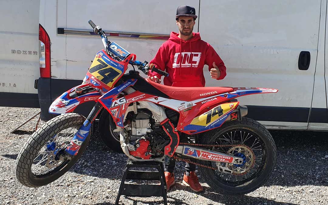 El alcañizano Adrián Garín junto con la Honda con la que competirá en el mundial