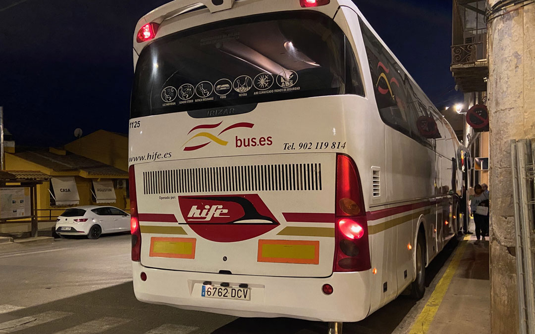 Uno de los autobuses el miércoles en Albalate, localidad a la que también acuden usuarios de poblaciones vecinas. / Alicia Martín