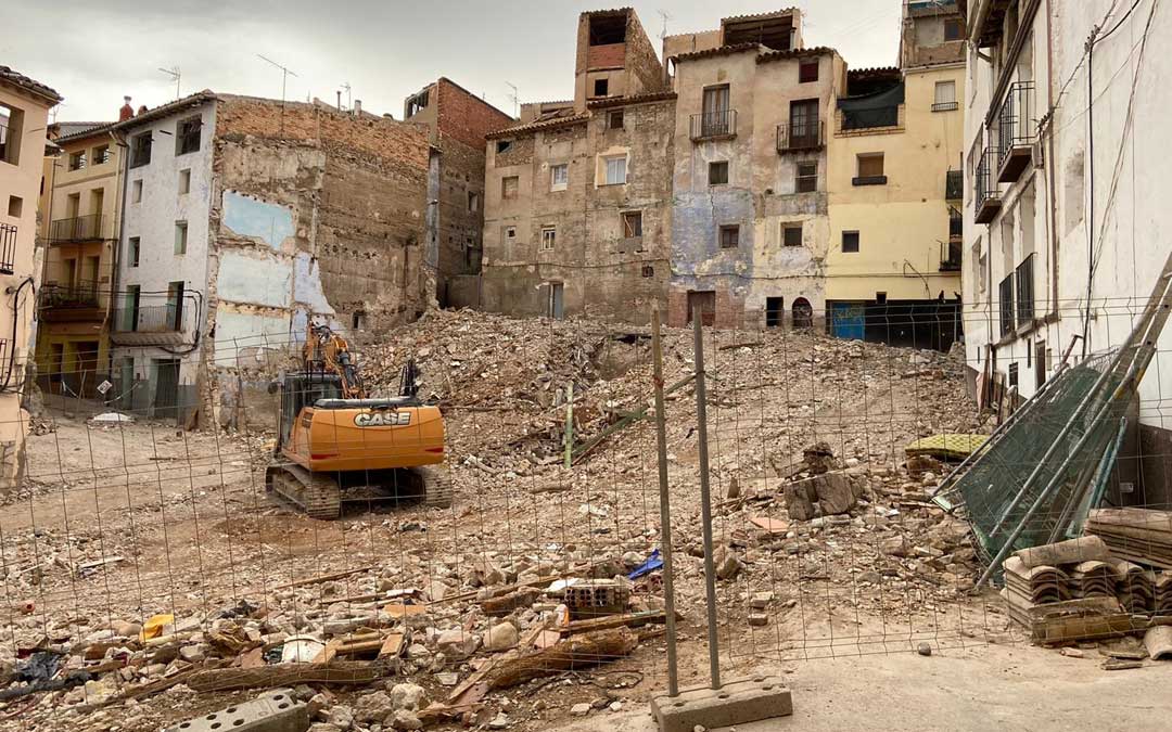 Imagen del verano del solar de la manzana reducida a escombro. / A. Martín