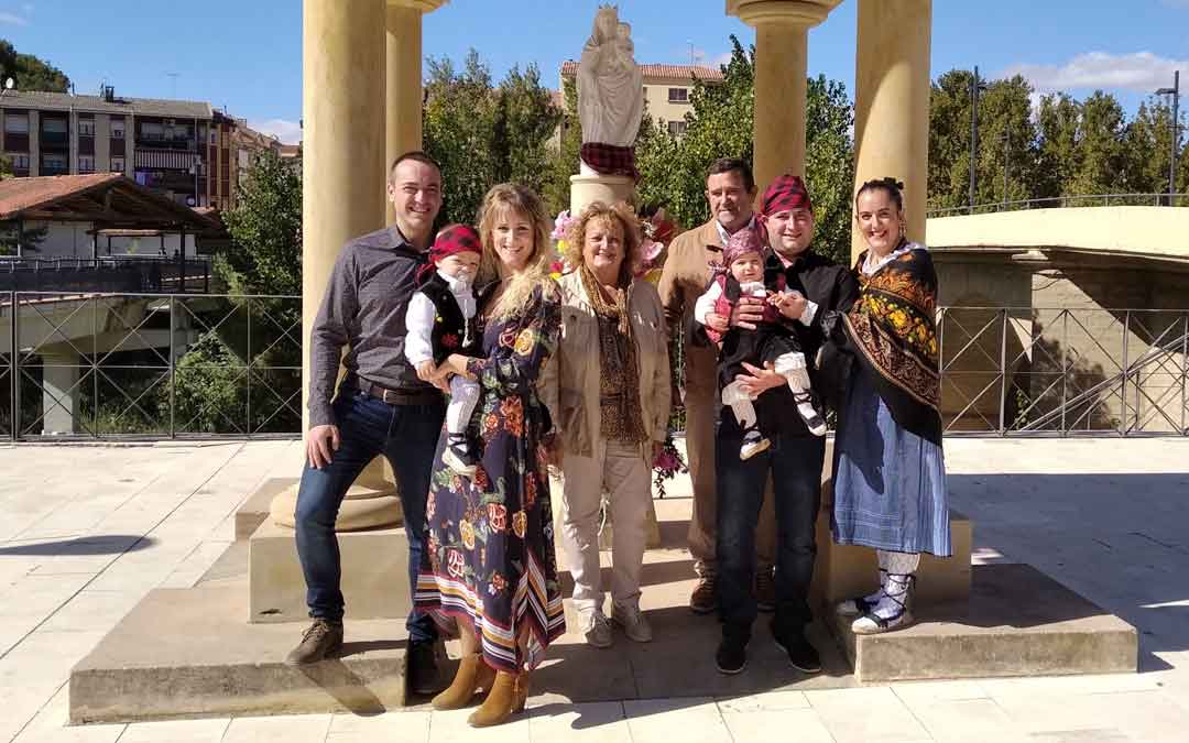 Una familia durante la ofrenda a la Virgen del Pilar en Alcañiz el pasado año 2020./ L.C.