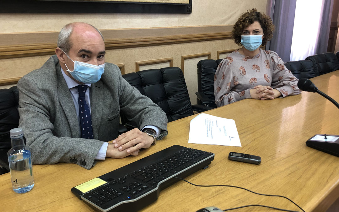 El concejal de Hacienda, Javier Baigorri; y la edil de Promoción Económica, Irene Quintana, este jueves, en rueda de prensa / L. Castel