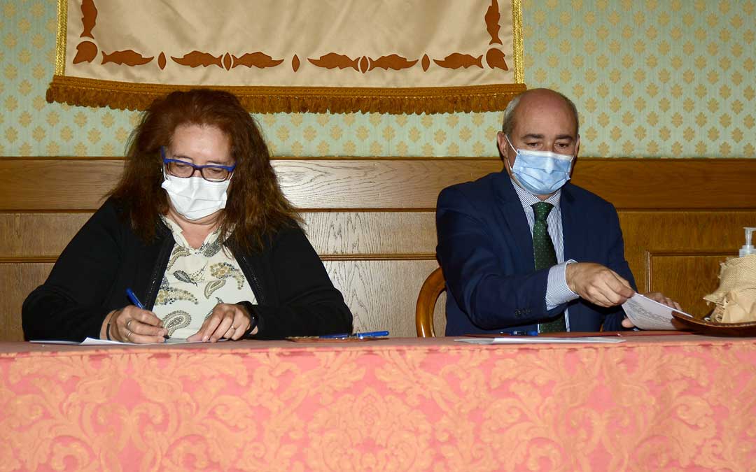 El teniente alcalde, Javier Baigorri; y Carmen Pilar Bosque, presidenta de AFEDABA-Los Calatravos / Ayto. de Alcañiz