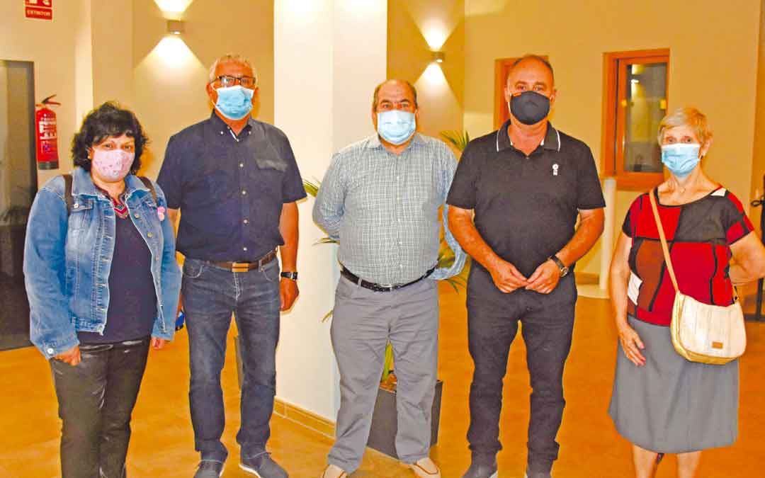 El alcalde (a la derecha) junto a algunos representantes de las asociaciones alcorisanas