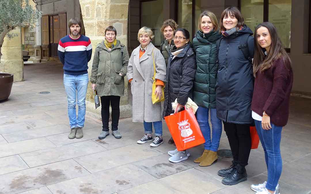 El grupo de trabajo junto a una productora de café de Perú que visitó la localidad antes de la pandemia.