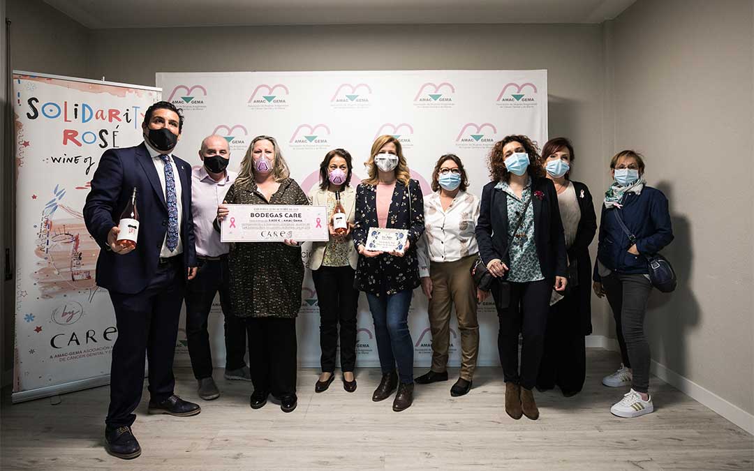 AMAC-GEMA recibe el dinero recaudado con el proyecto Care Solidarity Rosé./ Oliver Duch