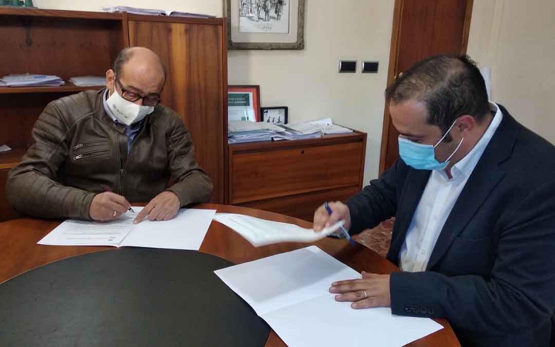 El presidente de ABATTAR y el alcalde firmando el convenio
