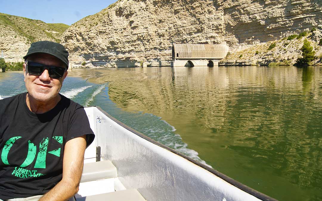 Arturo Gaya en una de las paradas de su viaje por el Ebro./ A.G.