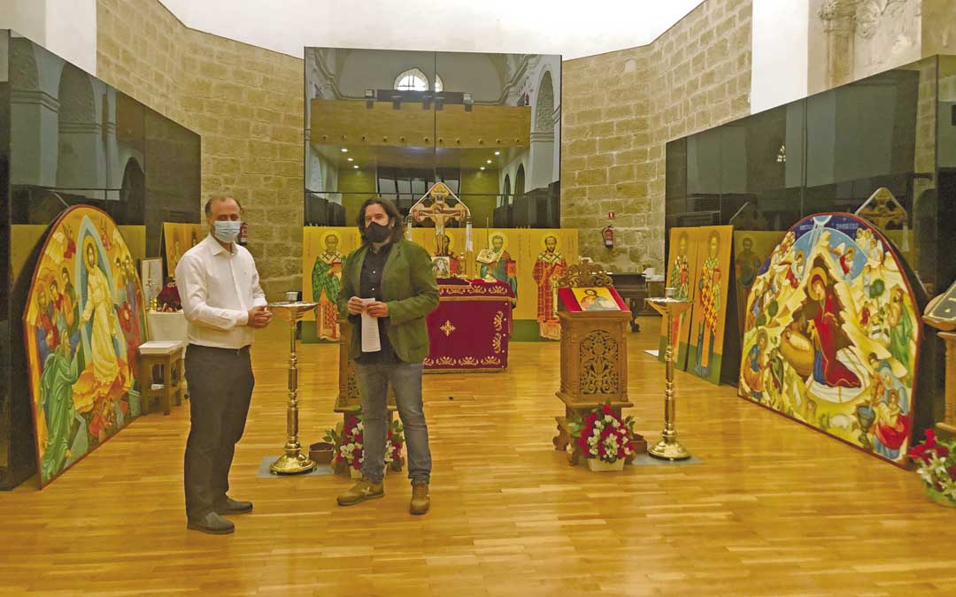 El cura ortodoxo, Marius Pirvulescu; y el concejal de Cultura y Turismo, Jorge Abril este jueves, en Atrivm. L. Castel