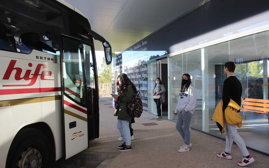 Viajeros subiéndose al autobús que sale de Alcañiz a Zaragoza