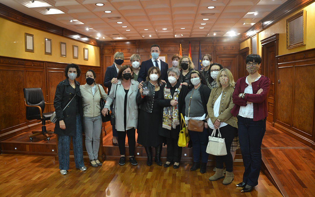 El equipo de la residencia posando con la medalla de la localidad. /M.Q.