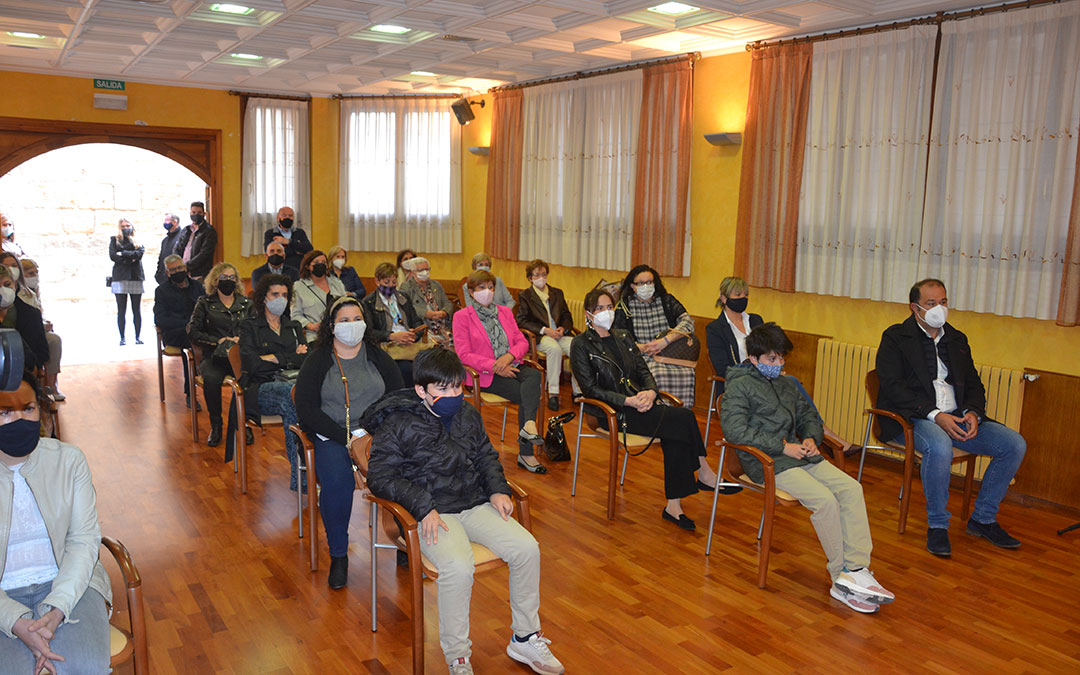 El público, guardando la distancia y con mascarillas, en el salón de plenos./ M.Q.