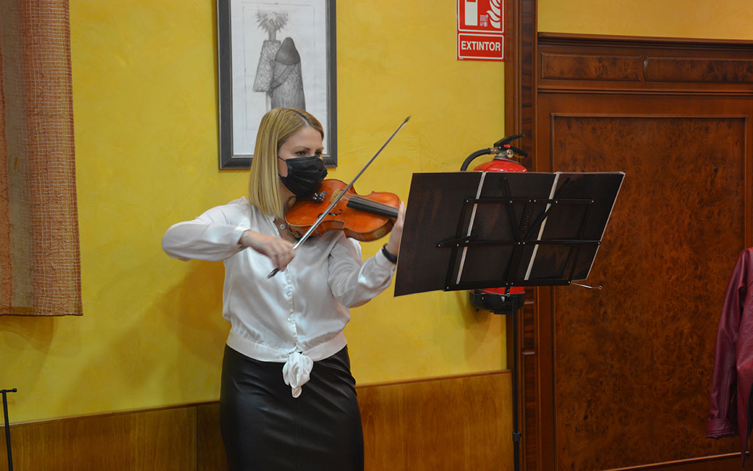 La violinista Annia Plackzkowska amenizando el acto. M.Q.