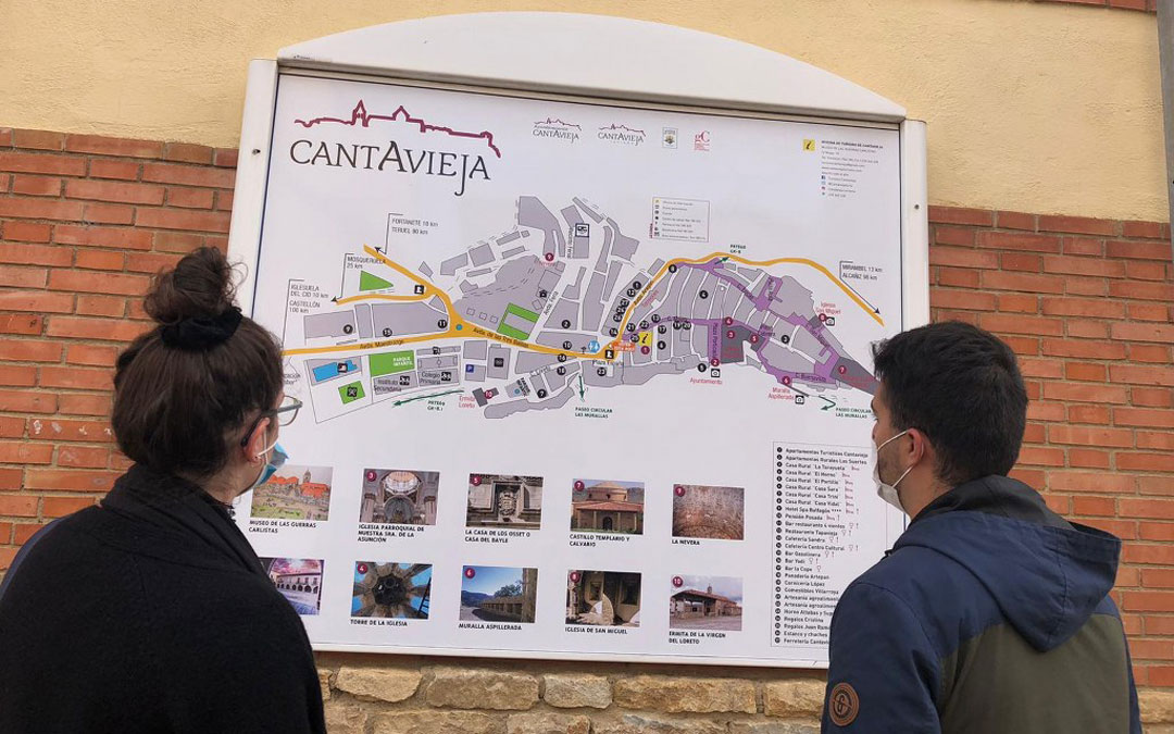 Nuevo panel ubicado en el Tele Club de la localidad del Maestrazgo. / Ayto. Cantavieja