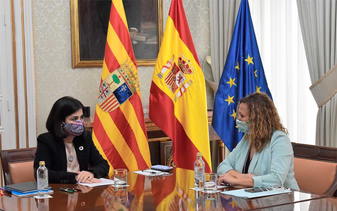 Mayte Pérez se reúne con la ministra de Política Territorial, Carolina Darias./ DGA
