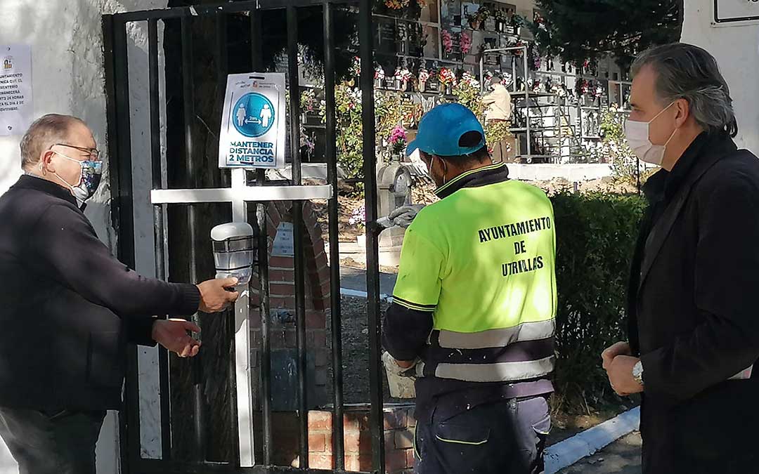 Un operario del Ayuntamiento de Utrillas durante los trabajos de adecuación del cementerio municipal. A su derecha el alcalde, Joaquín Moreno./ Ayto. Utrillas