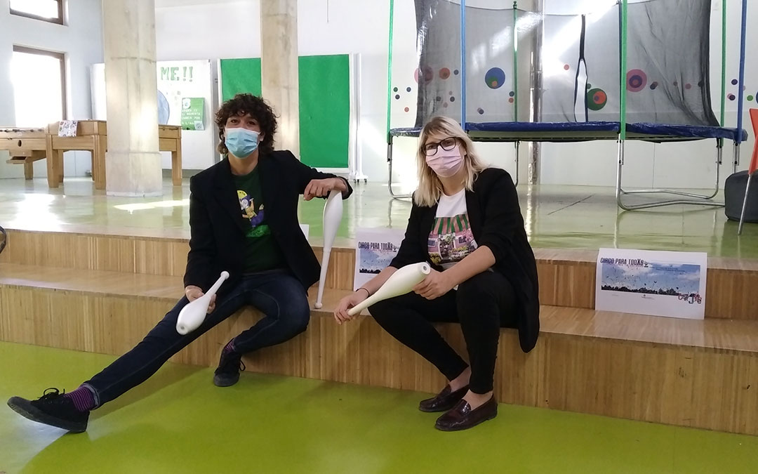 La concejala de Juventud, Susana Mene (dcha.), y Marta Castellón, una de las responsables de Políglota Teatro, en el Centro Joven de Alcañiz. / B. Severino