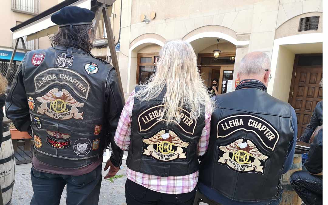 Los moteros de Lleida muestran el logo de su club./I.M.