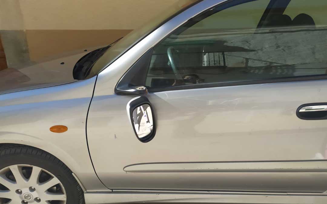 Retrovisor roto de un coche de Valdealgorfa