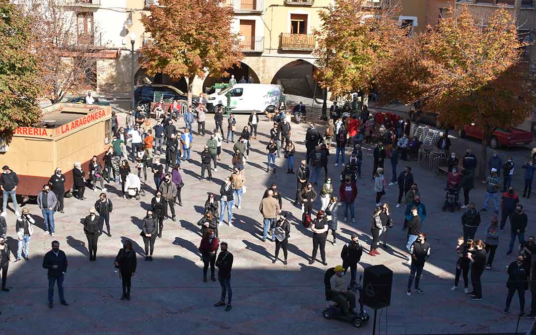 Algunos de los manifestantes colocándose con la distancia de seguridad antes de comenzar el acto reivindicativo.