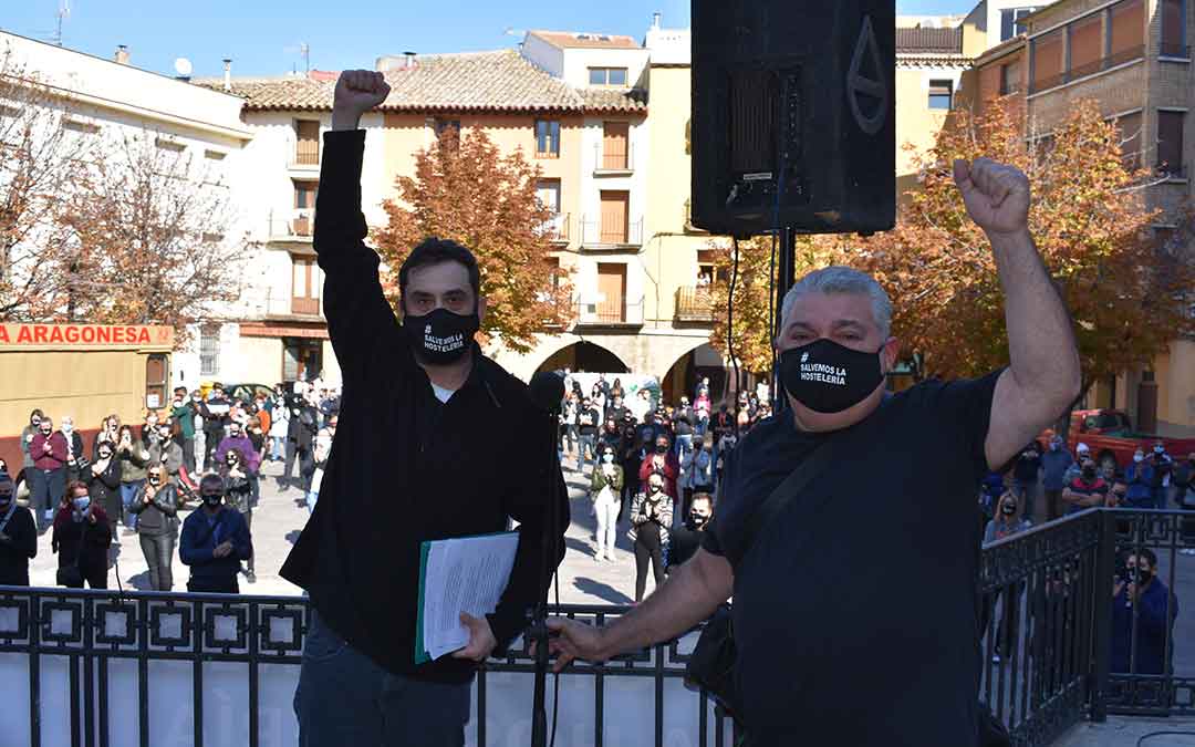 Los encargados de leer el manifiesto fueron los propietarios del negocio La Cabaña, de Caspe.