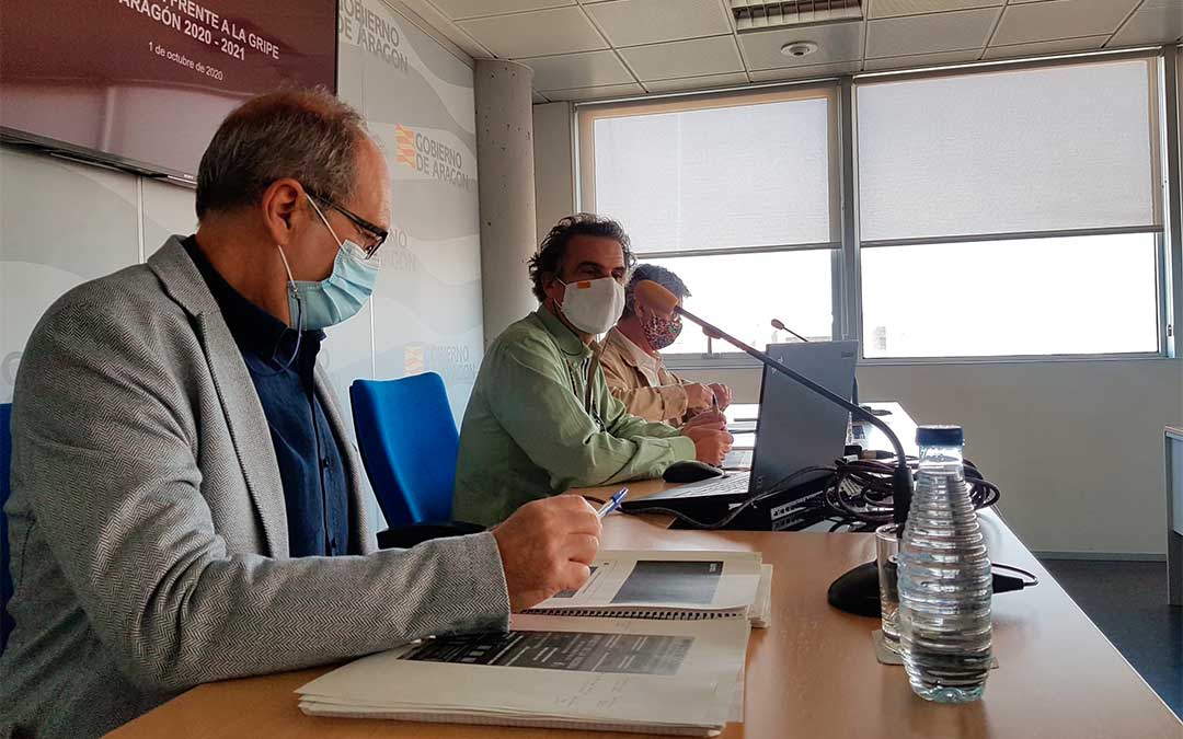 El jefe de servicio de Promoción de la Salud, Luis Gascón, el director general de Salud Pública, Francisco Javier Falo, y el gerente del SALUD, Javier Marión, en la presentación de la campaña./ DGA