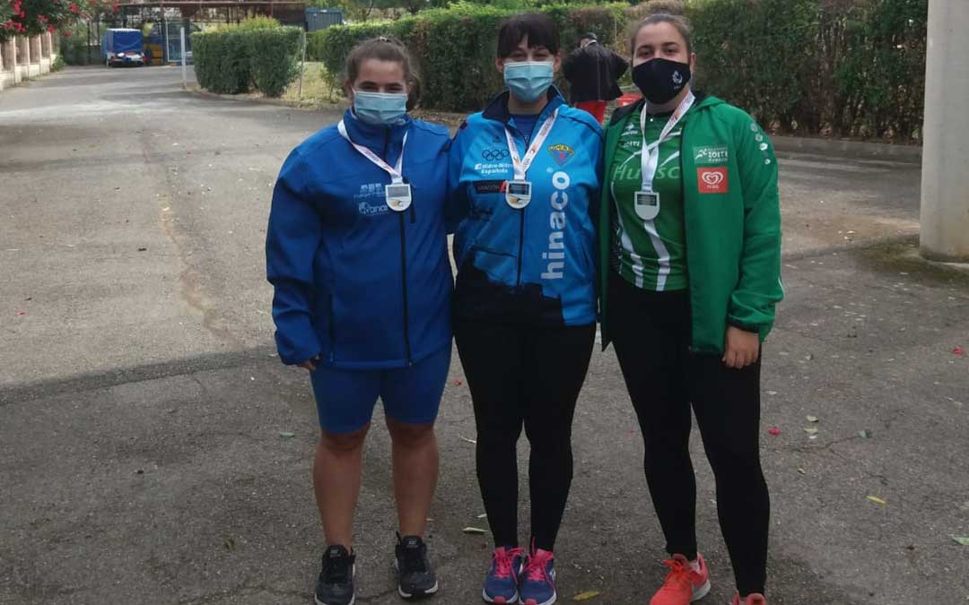 Elena Sanz, a la izquierda de la imagen, junto con las otras dos medallistas