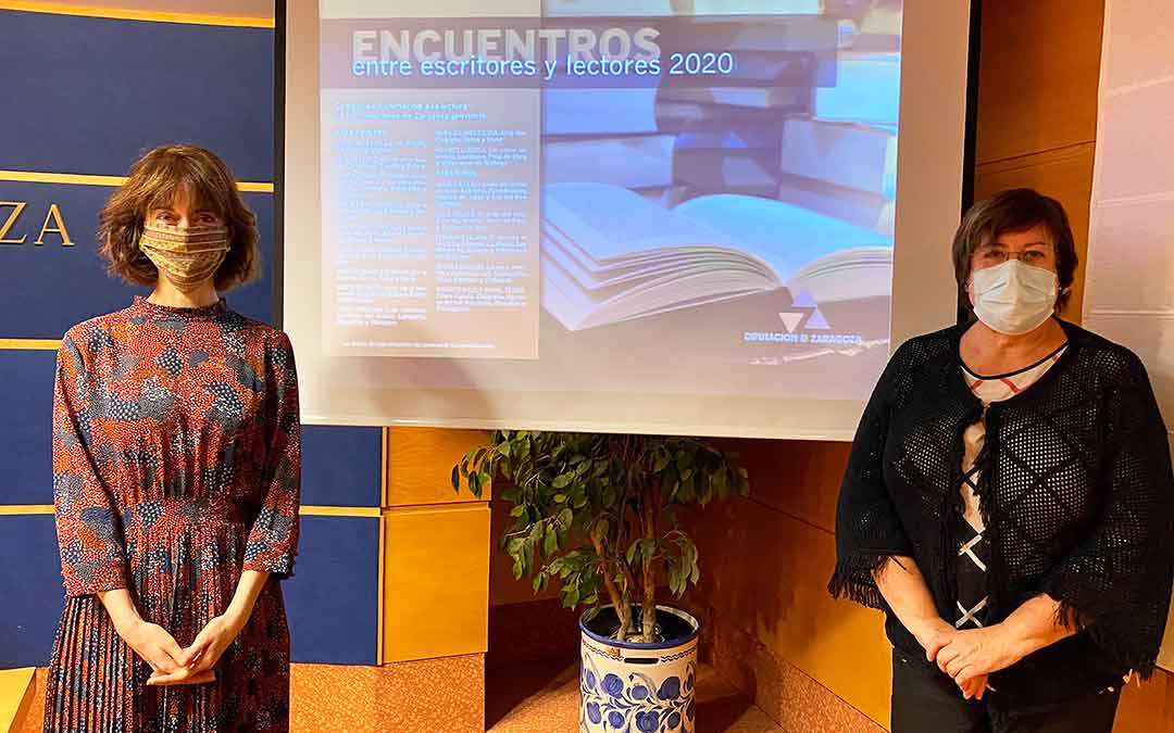 La escritora Irene Vallejo junto a la la diputada delegada de Archivos y Bibliotecas, Mercedes Trébol, durante la presentación del ciclo.