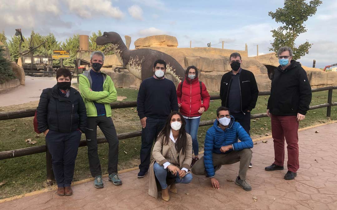 El diputado de Turismo Diego Piñeiro y la gerente de Dinópolis Higinia Navarro junto al grupo de receptores aragoneses./DPT