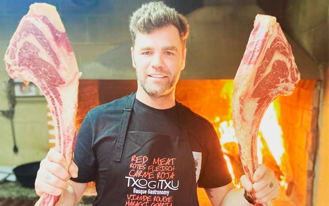 Fonsi Nieto cocina para el equipo de Pramac Racing en Alcañiz./ Facebook de Fonsi Nieto