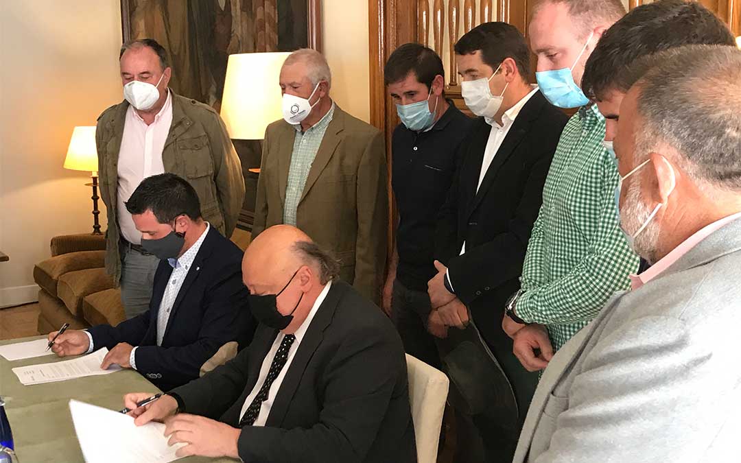 Firma del acuerdo entre Forestalia y la Asociación Municipios Altiplano./LA COMARCA