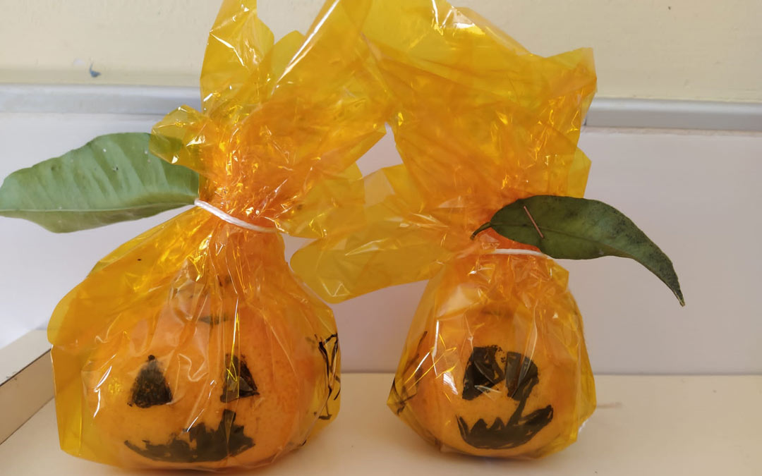 Las mandarinas han servido como calabazas este Halloween./Emilio Díaz