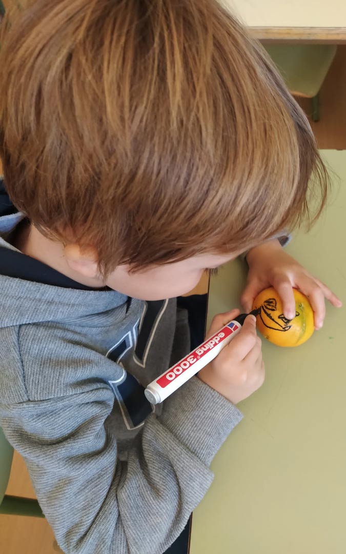 Un alumno del colegio Emilia Díaz de Alcañiz decorando su "calabaza" en miniatura./Emilio Díaz