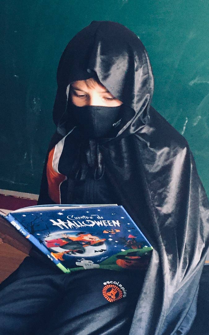 Los escolapios de Alcañiz leyendo cuentos de Halloween./Colegio San Valero