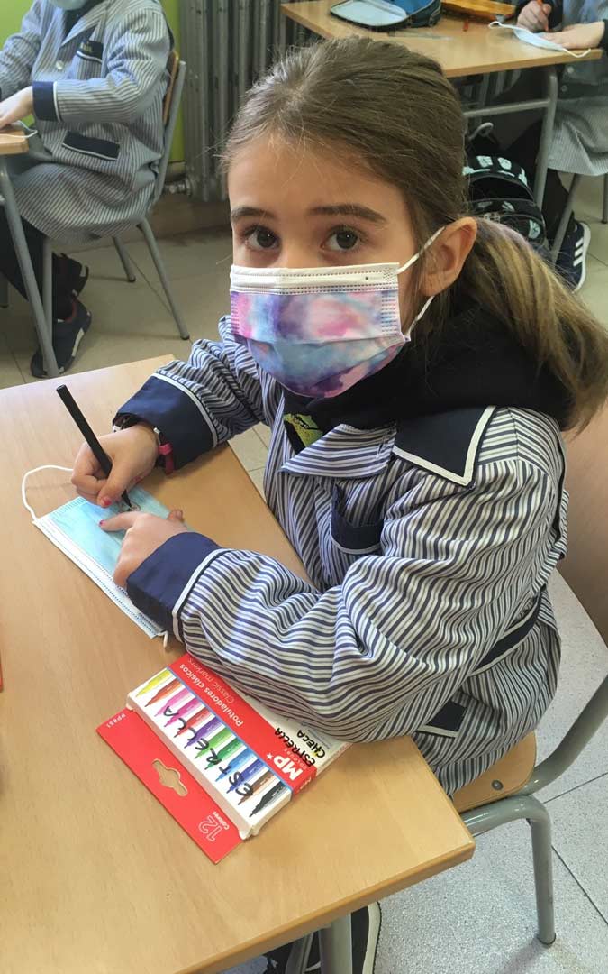 Una alumna decora su mascarilla con motivos de Halloween./Colegio San Valero